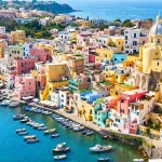 Panorámica de las casas coloridas de pescadores junto al mar en Procida, una muestra perfecta de qué ver en la costa amalfitana.