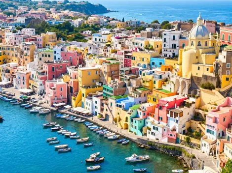 Panorámica de las casas coloridas de pescadores junto al mar en Procida, una muestra perfecta de qué ver en la costa amalfitana.